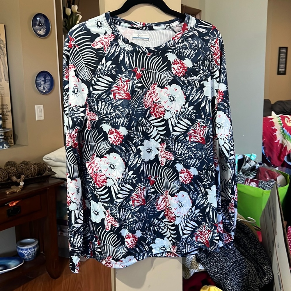 NWOT Ladies Columbia PFG shirt